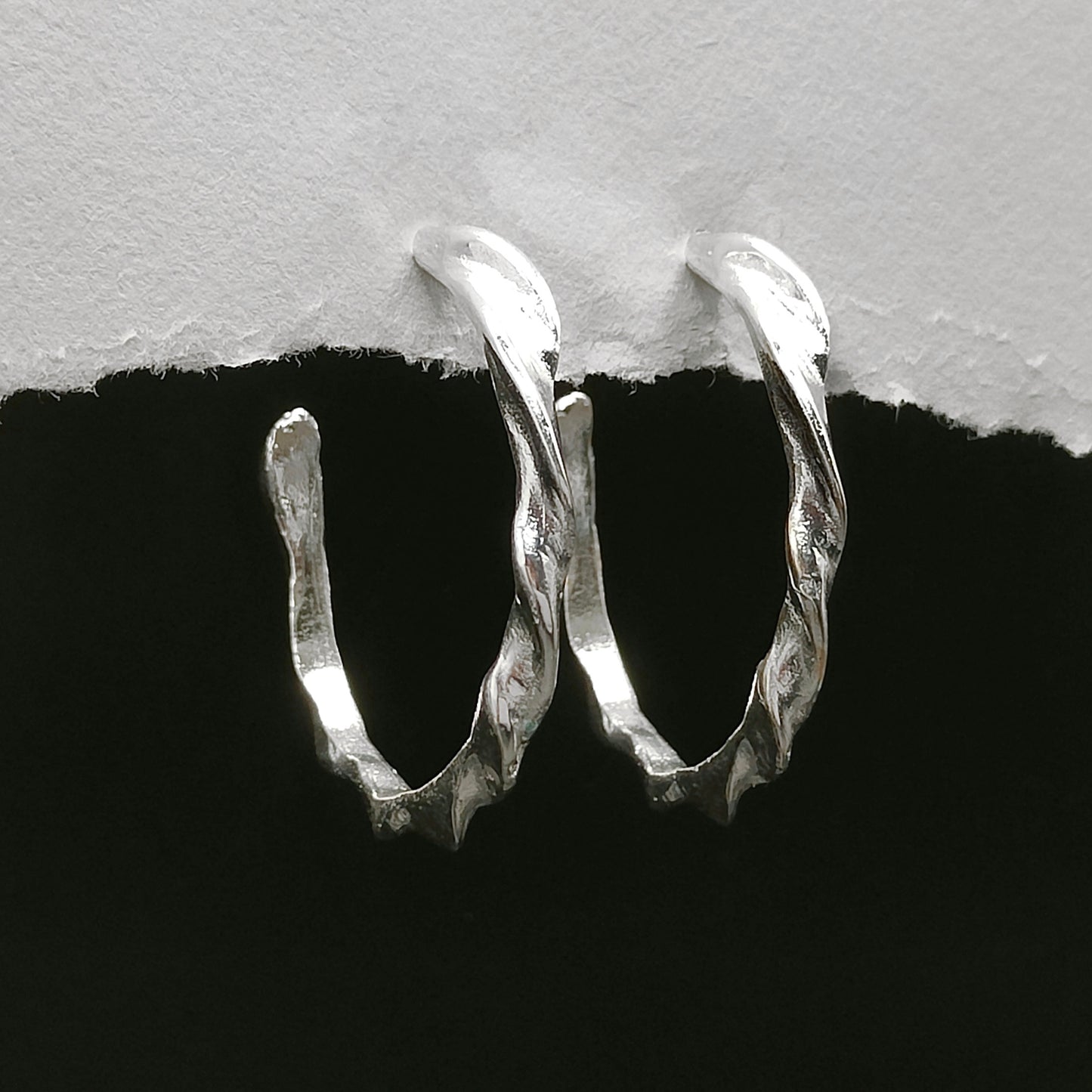 WAVY HOOP EARRINGS