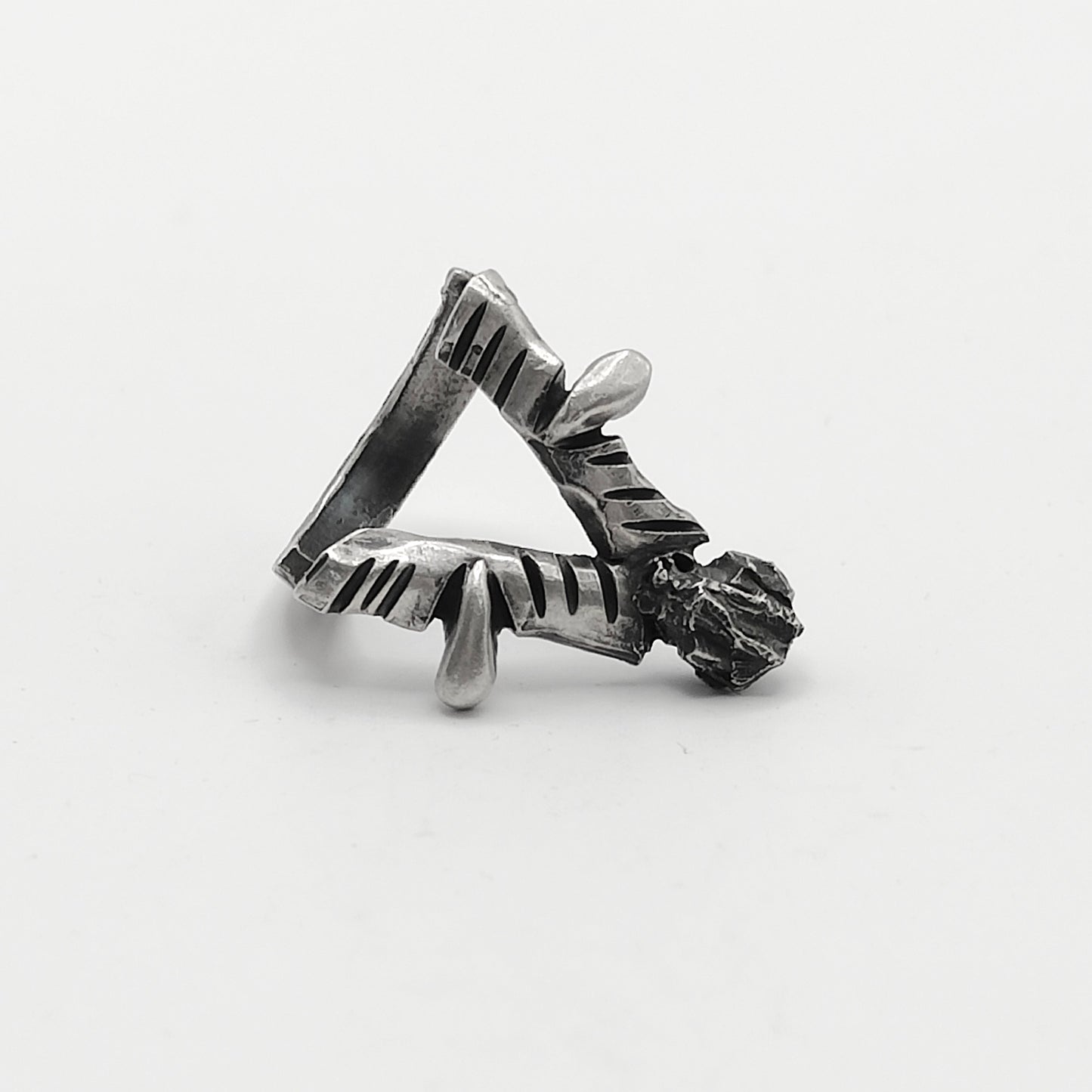 V SILVER RING