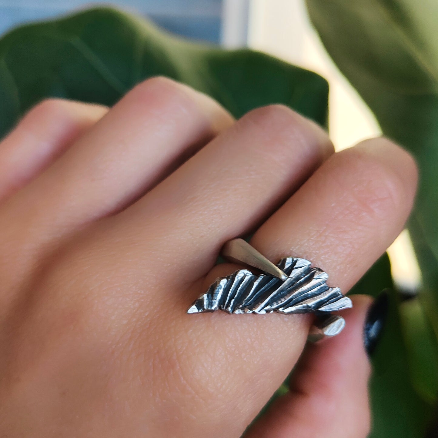 MYSTIC LEAF SILVER RING