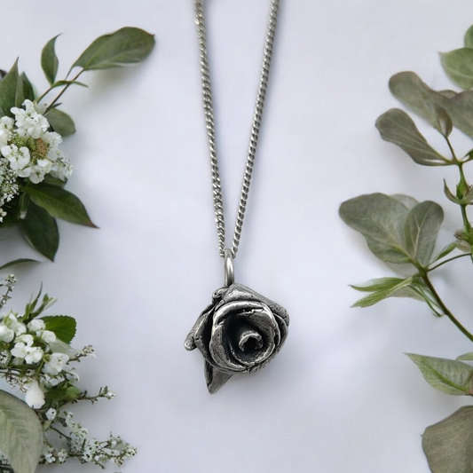 ROSE SILVER NECKLACE